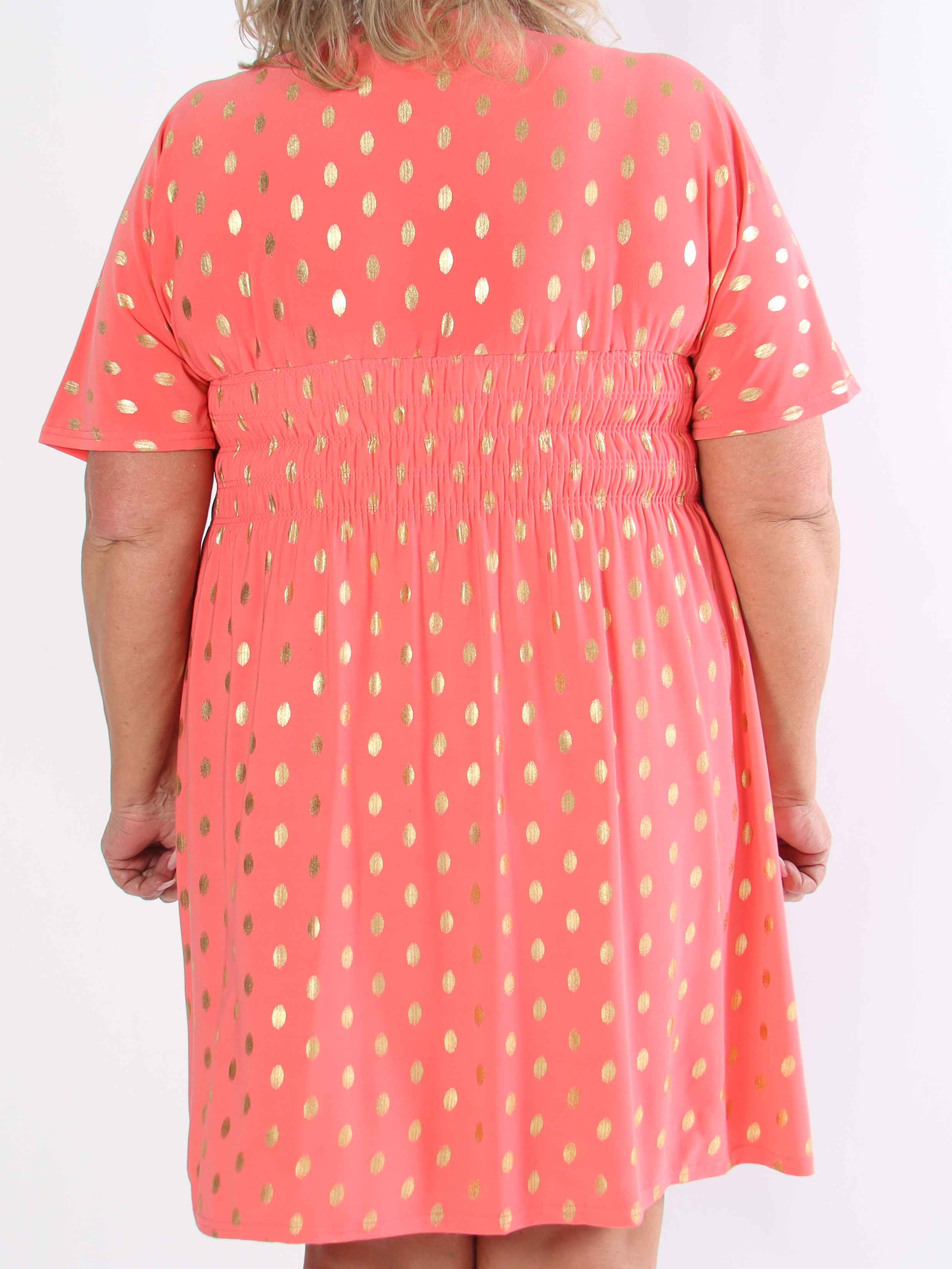 Pams Dot Short - Elastisk klänning i plus size med guldprickar